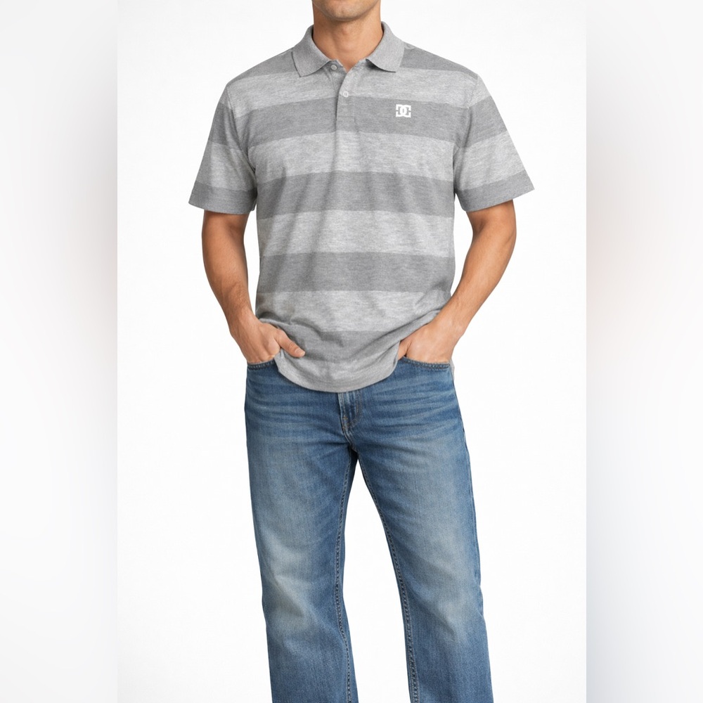 DC- Gray and white men’s short sleeve collar y2k top 
Size‎ L